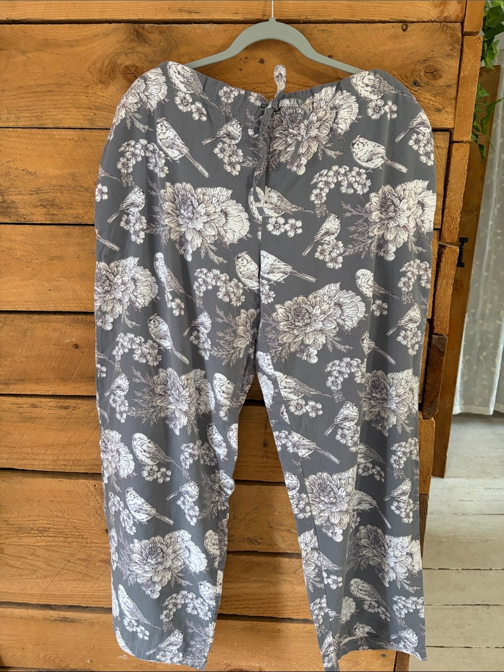 Women's Gray Floral & Bird Pajama Pants